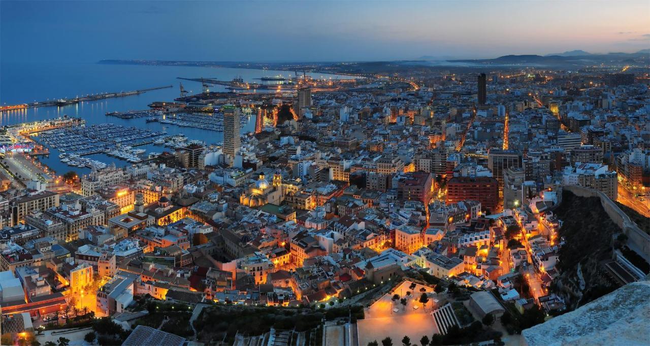 Apartamento Grande Y Luminoso En El Centro De Alicante Exterior photo